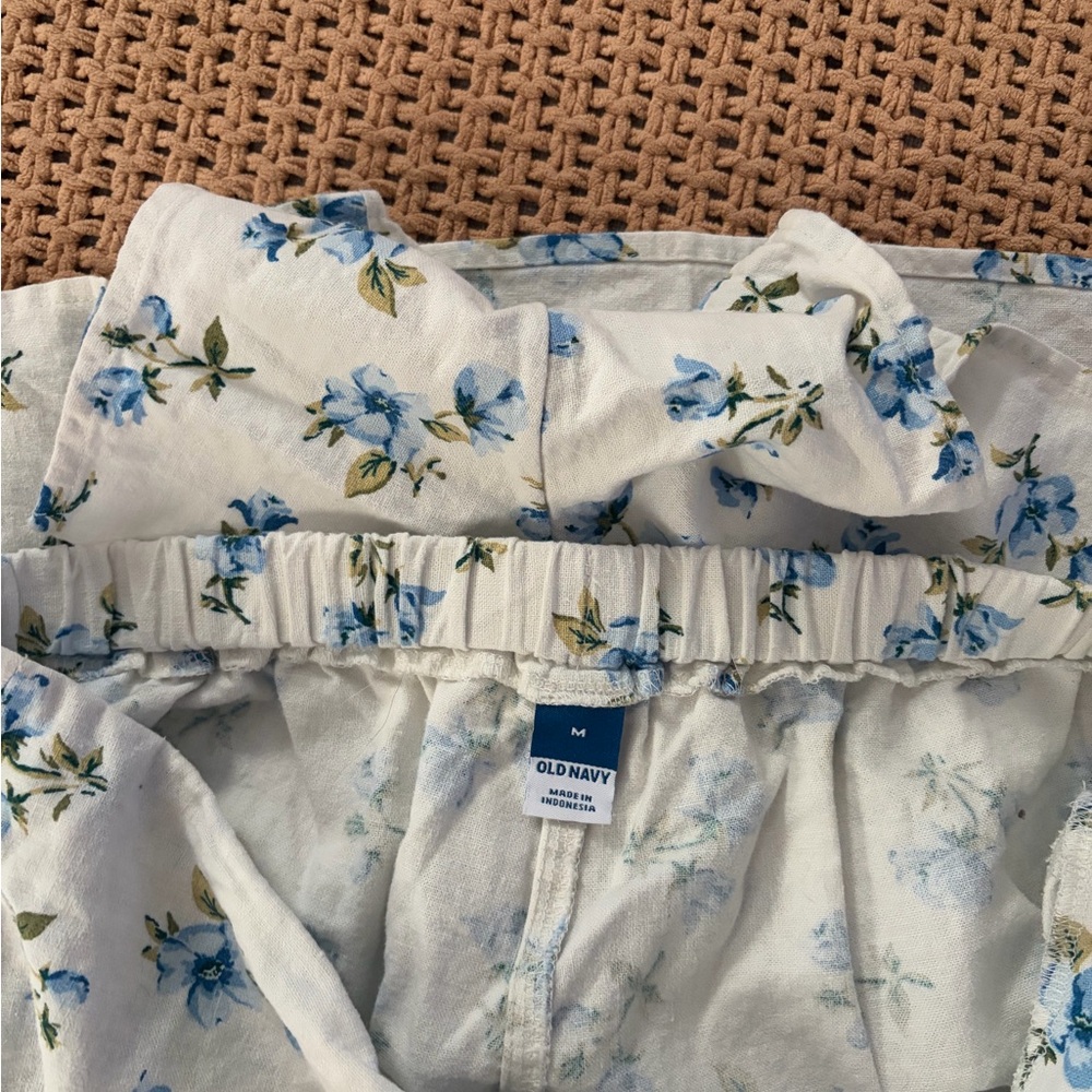 Old Navy White Wrap-Front Skort with Blue Floral Print - Picture 4 of 4